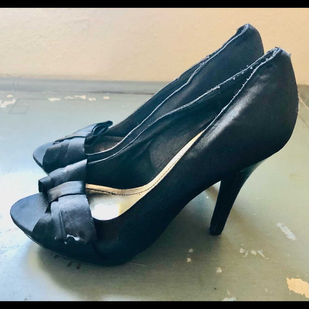 Just Fabulous Women’s Black High Heels Peep Toe Shoes Sz 6.5 (6-1/2) Bow Accent